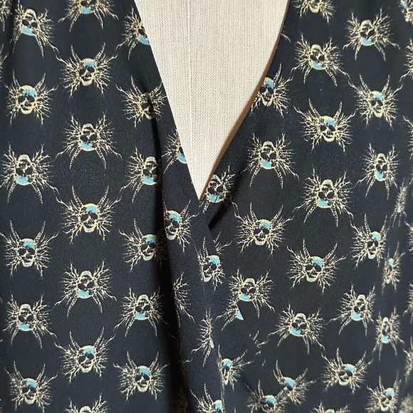 House of Harlow Long Sleeve Blouse With One Button on Back. Size medium - Picture 3 of 10